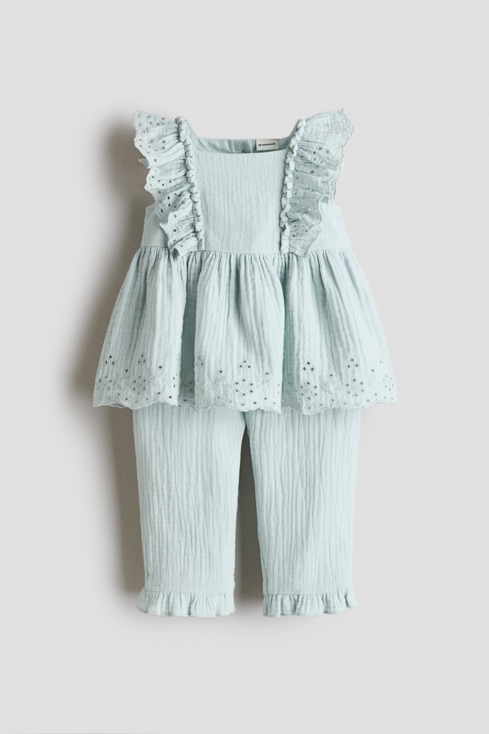 宝宝衣服厚薄怎么选：看整套穿着而非单件标签